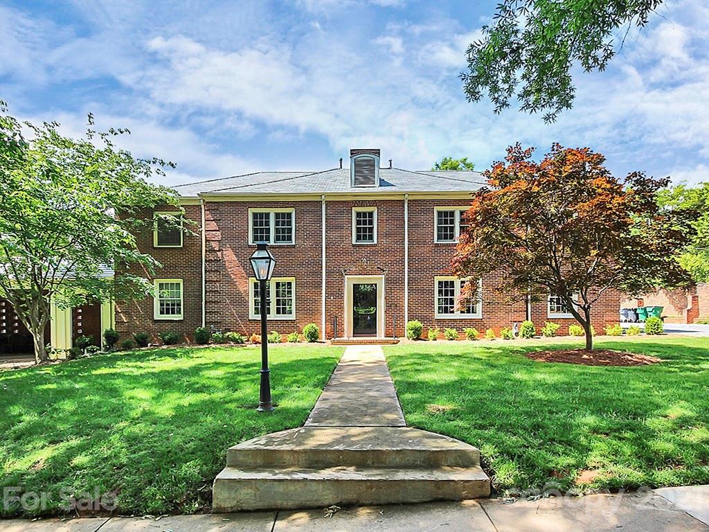 930 Ardsley Road, Unit B4 Charlotte, NC 28207 - Photo 1 of 35 front view of a brick house with a yard