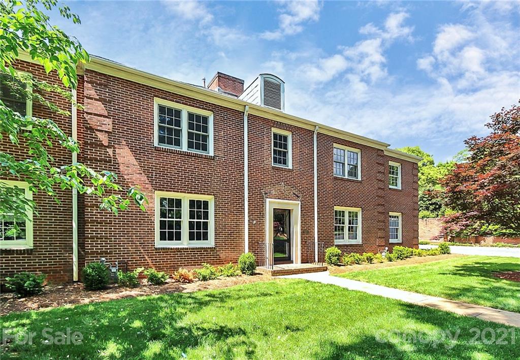 930 Ardsley Road, Unit B4 Charlotte, NC 28207 - Photo 2 of 35 a front view of a house with a yard