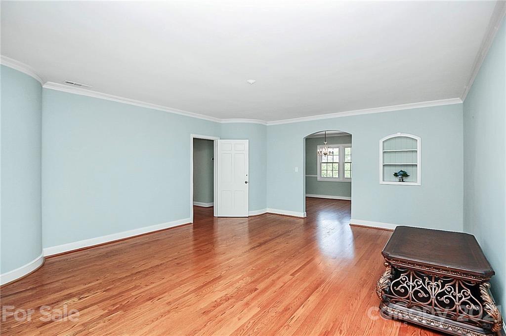 930 Ardsley Road, Unit B4 Charlotte, NC 28207 - Photo 12 of 35 wooden floor in an empty room with a window