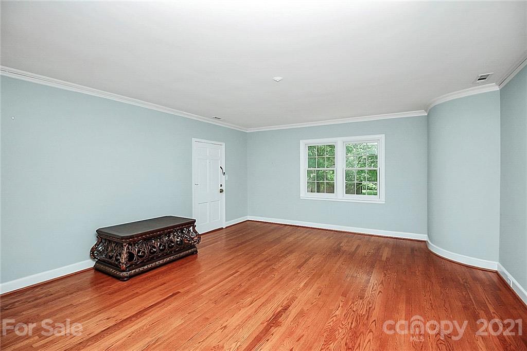 930 Ardsley Road, Unit B4 Charlotte, NC 28207 - Photo 14 of 35 an empty room with window