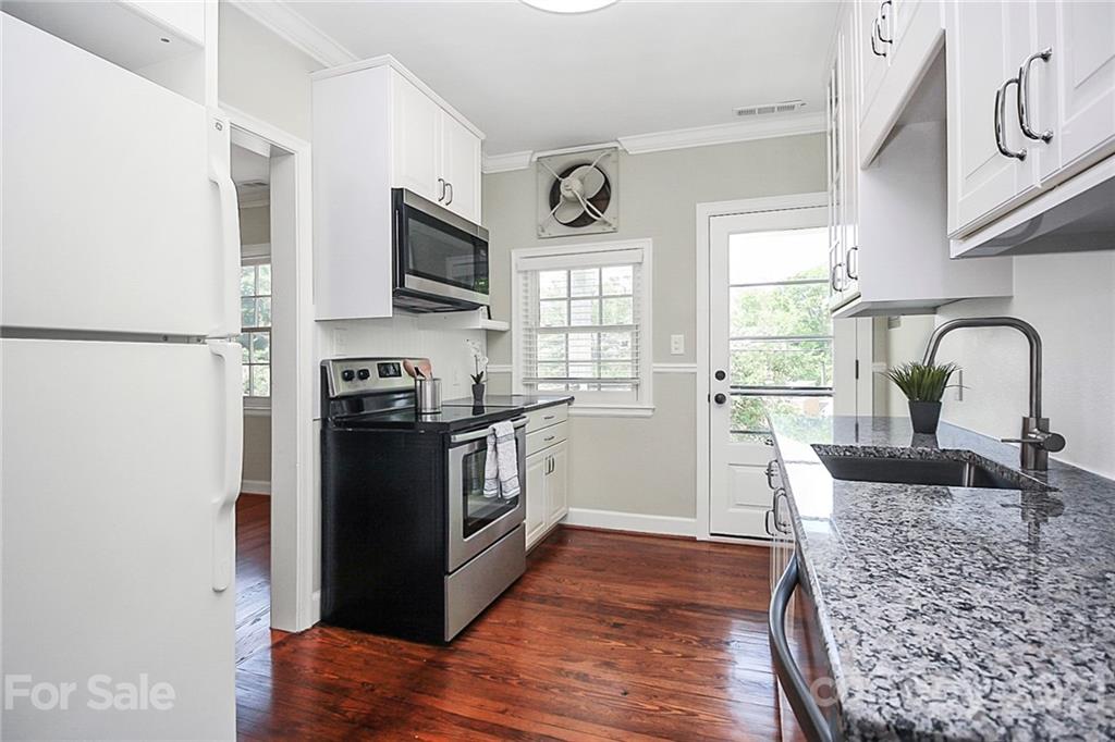 930 Ardsley Road, Unit B4 Charlotte, NC 28207 - Photo 18 of 35 a kitchen with granite countertop a refrigerator stove and sink