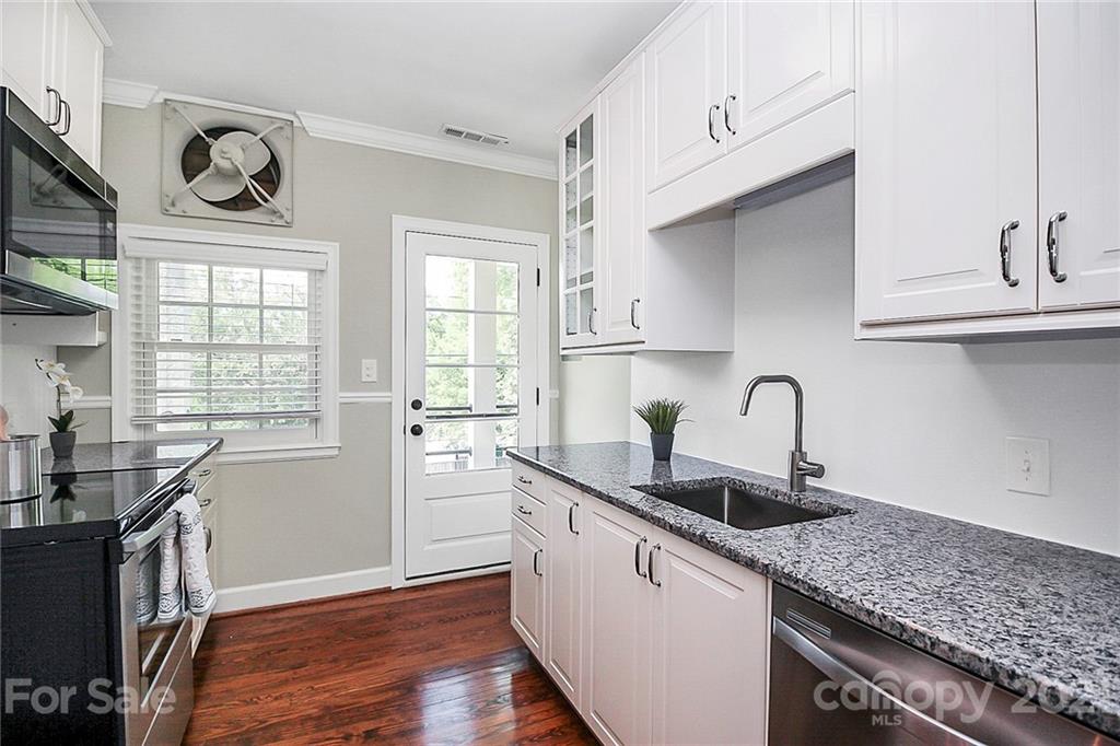 930 Ardsley Road, Unit B4 Charlotte, NC 28207 - Photo 20 of 35 a kitchen with a sink a stove and cabinets