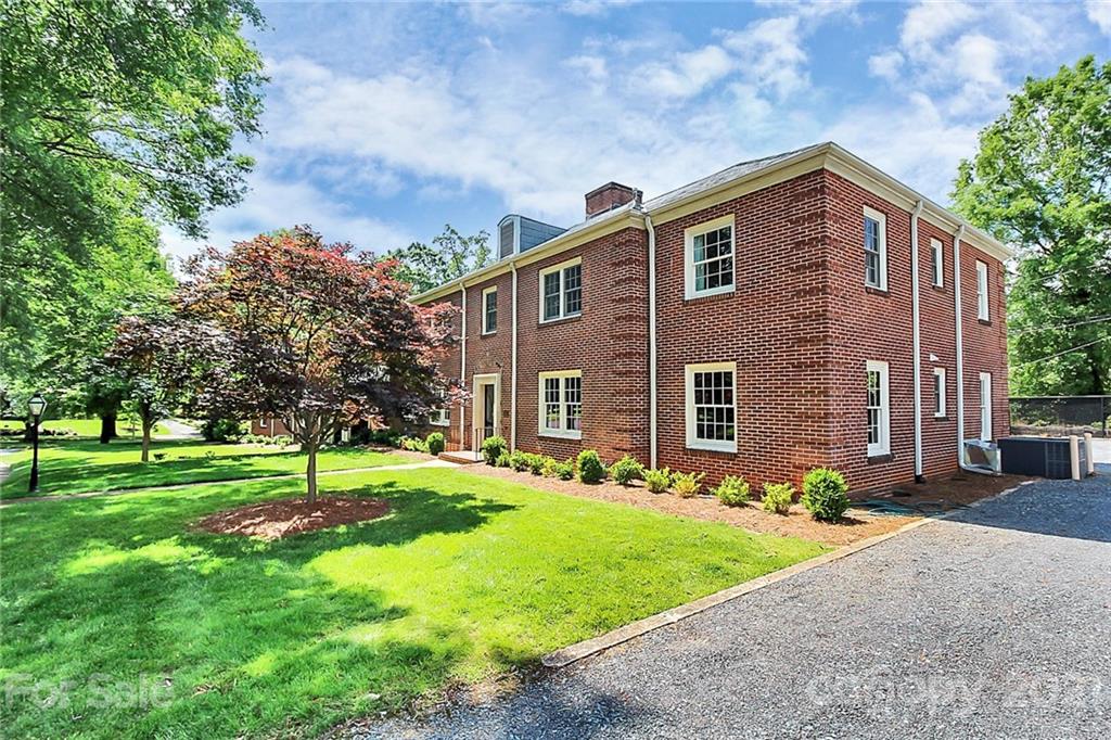 930 Ardsley Road, Unit B4 Charlotte, NC 28207 - Photo 3 of 35 a front view of a house with a yard and trees