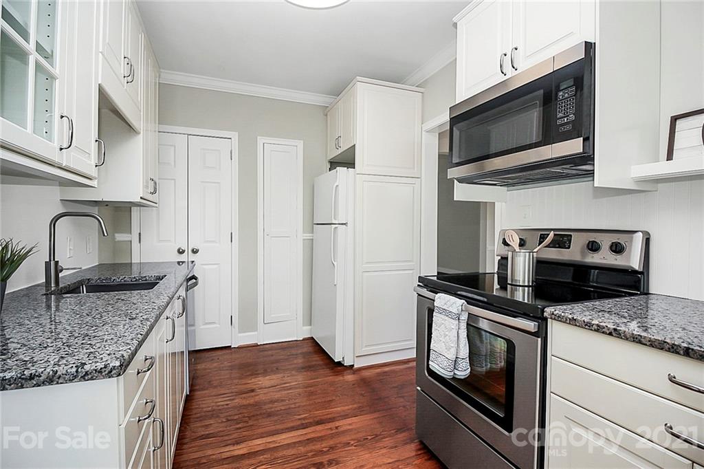 930 Ardsley Road, Unit B4 Charlotte, NC 28207 - Photo 21 of 35 a kitchen with stainless steel appliances granite countertop a stove microwave and refrigerator
