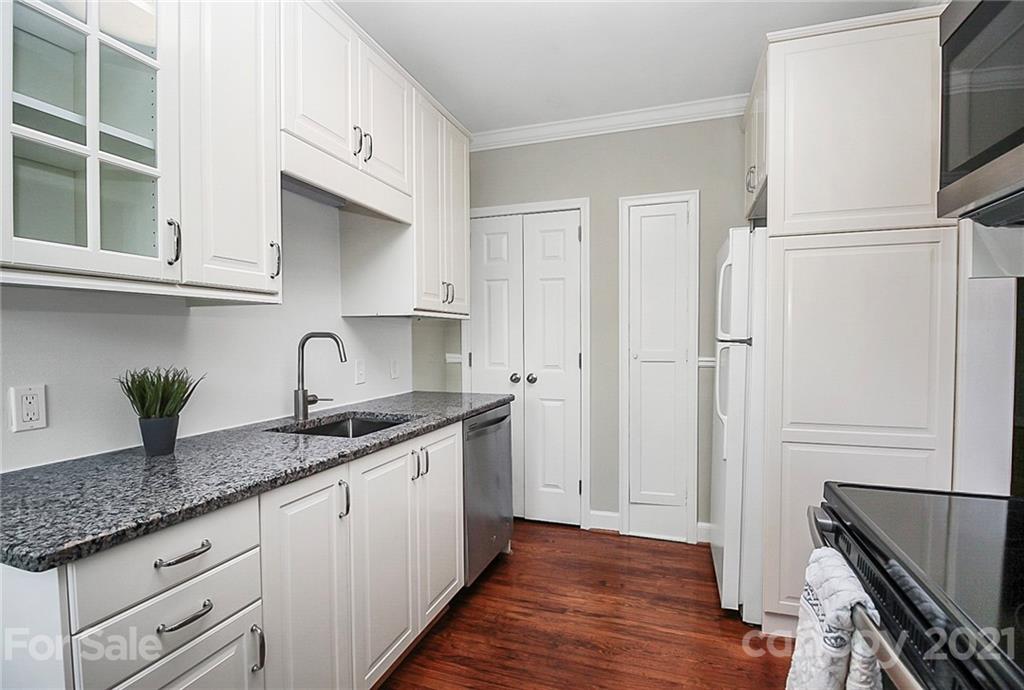 930 Ardsley Road, Unit B4 Charlotte, NC 28207 - Photo 22 of 35 a kitchen with granite countertop a sink and a refrigerator