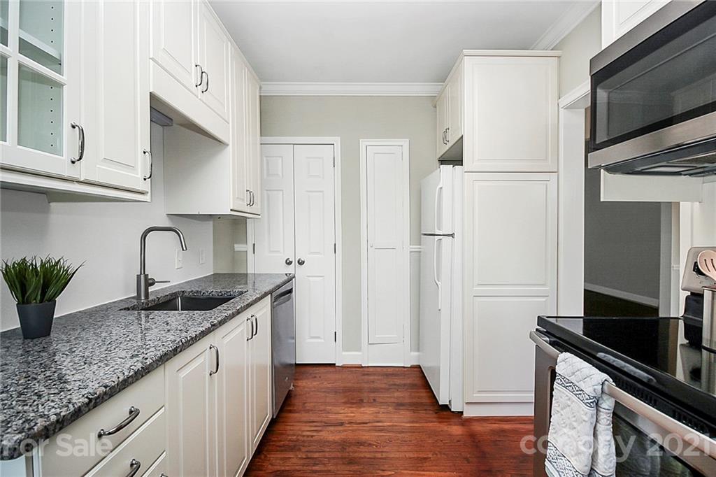 930 Ardsley Road, Unit B4 Charlotte, NC 28207 - Photo 23 of 35 a kitchen with granite countertop a sink and a refrigerator