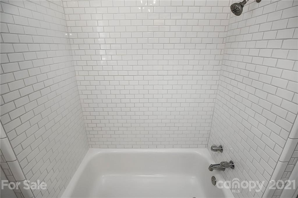 930 Ardsley Road, Unit B4 Charlotte, NC 28207 - Photo 30 of 35 a bathroom with a bathtub