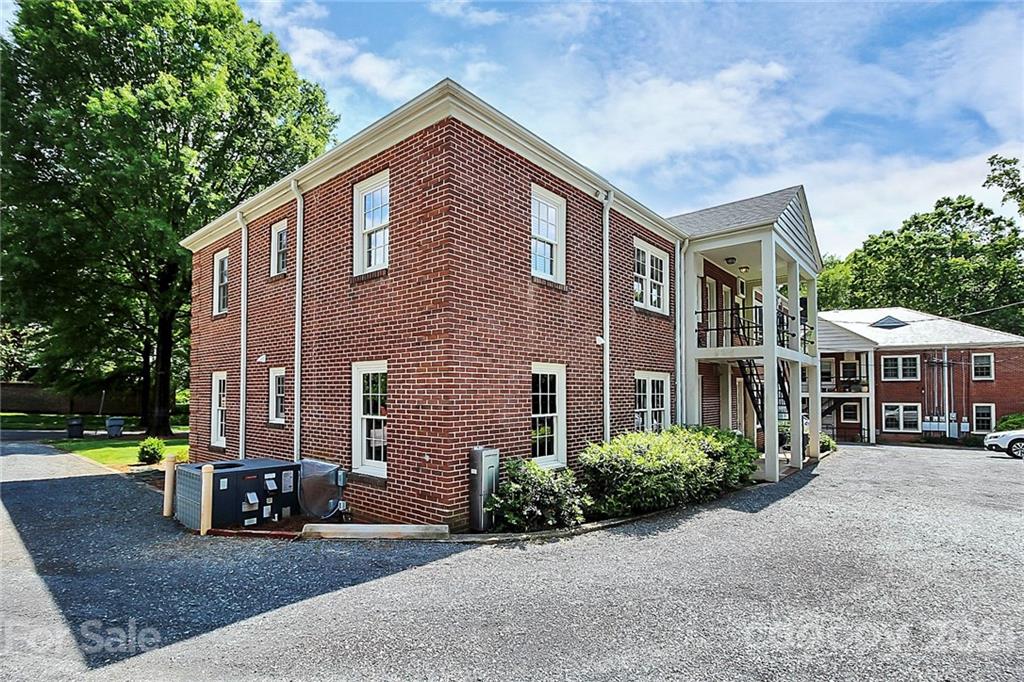 930 Ardsley Road, Unit B4 Charlotte, NC 28207 - Photo 4 of 35 a front view of a house with garden