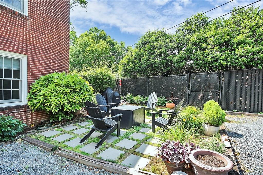 930 Ardsley Road, Unit B4 Charlotte, NC 28207 - Photo 34 of 35 a view of a backyard with plants and a garden