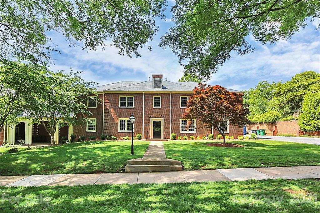 930 Ardsley Road, Unit B4 Charlotte, NC 28207 - Photo 35 of 35 front view of a brick house with a yard