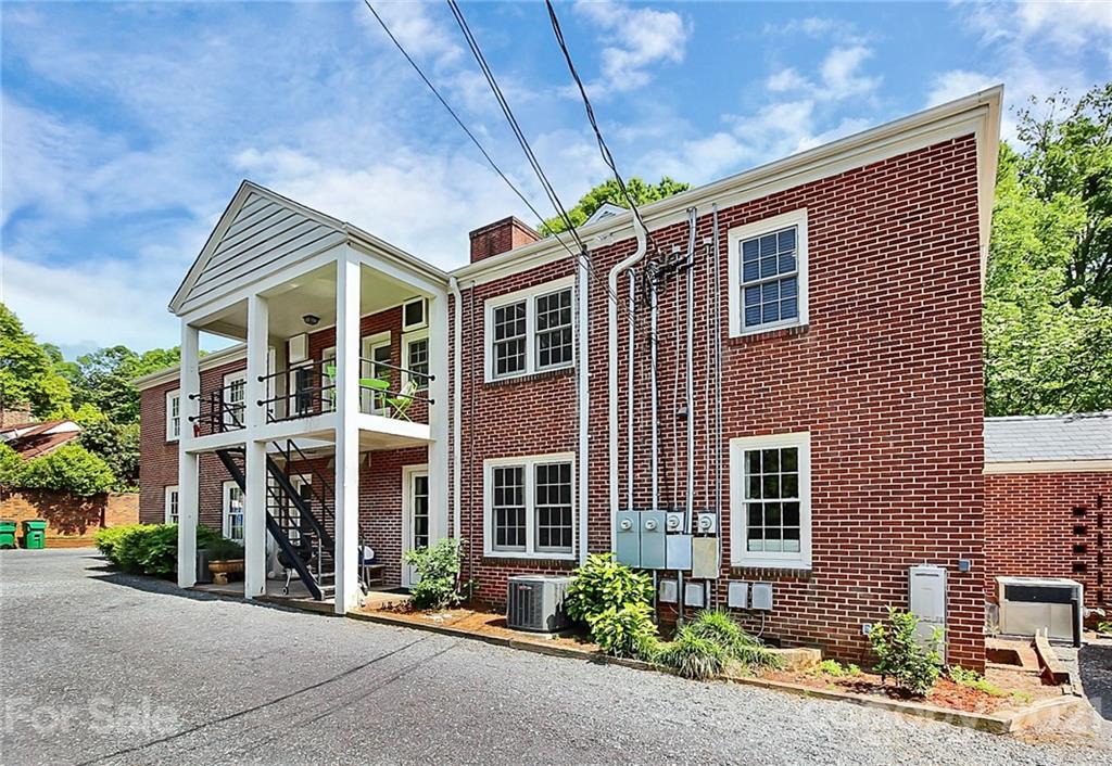 930 Ardsley Road, Unit B4 Charlotte, NC 28207 - Photo 5 of 35 a front view of a house with a yard