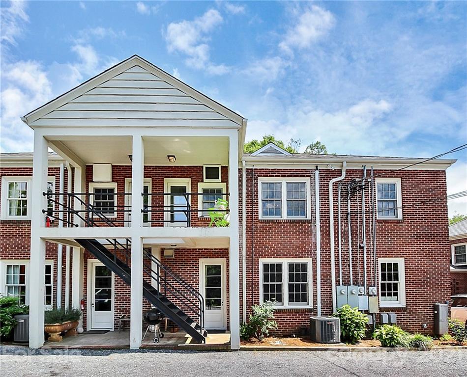 930 Ardsley Road, Unit B4 Charlotte, NC 28207 - Photo 6 of 35 front view of a building and a street