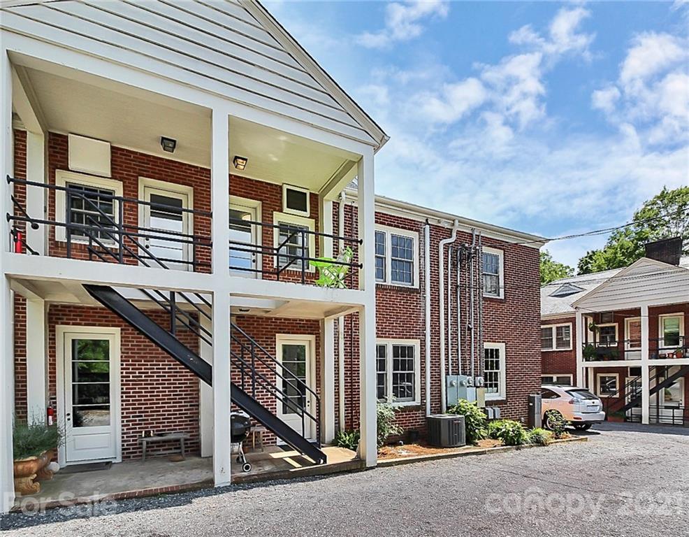 930 Ardsley Road, Unit B4 Charlotte, NC 28207 - Photo 7 of 35 a front view of a building with multiple windows