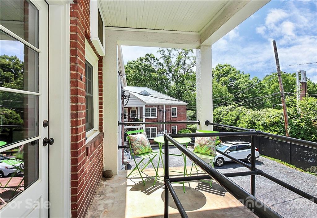 930 Ardsley Road, Unit B4 Charlotte, NC 28207 - Photo 9 of 35 a balcony view with a large window and sitting space