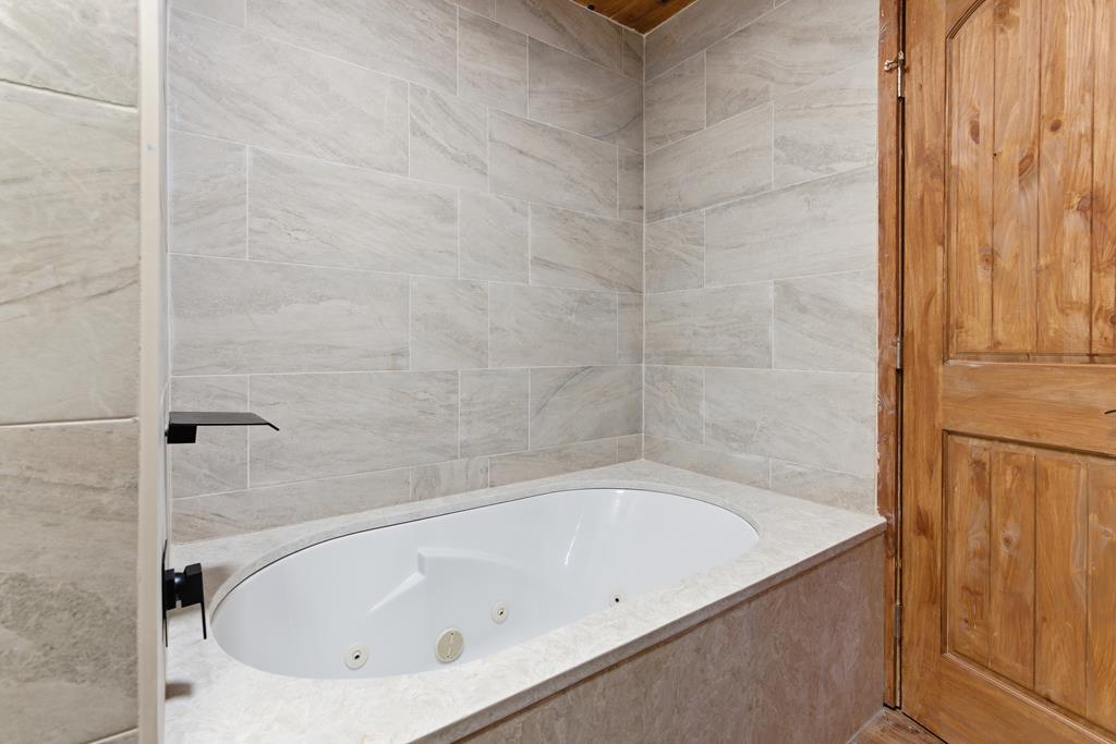 1843 Old Mobile Road McCaysville, GA 30555 - Photo 30 of 41 a bathroom with a bathtub