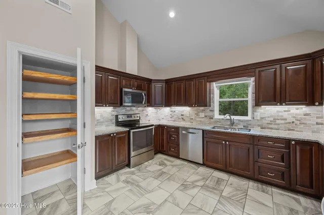 $849,500 | 402 Whittaker Point Road, Oriental, NC 28571