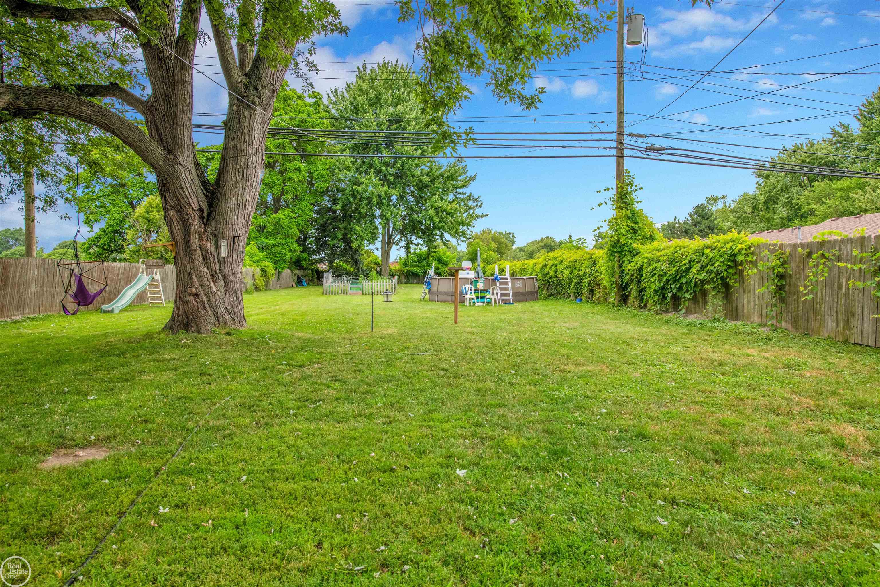 18745 Common Road Roseville, MI 48066 - Photo 7 of 29 50182335-fac5a138-3aab-4b54-8f46-94d385b2b8cc.JPG