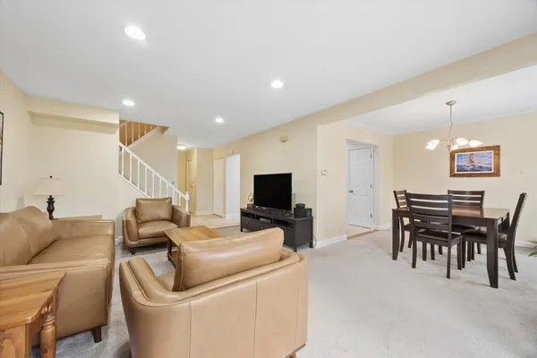 $299,900 | 524 Monroe Road, Bolingbrook, IL 60440