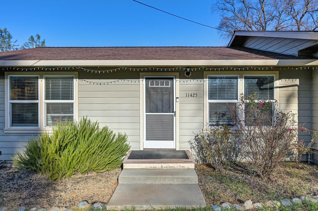 11425 Joeger Road Auburn, CA 95602 - Photo 4 of 52 a front view of a house