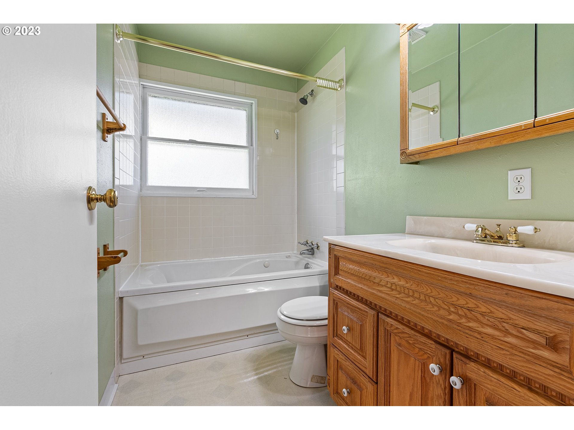 477 Northwest Chesser Road Stevenson, WA 98648 - Photo 19 of 40 a bathroom with a sink a toilet and a bathtub