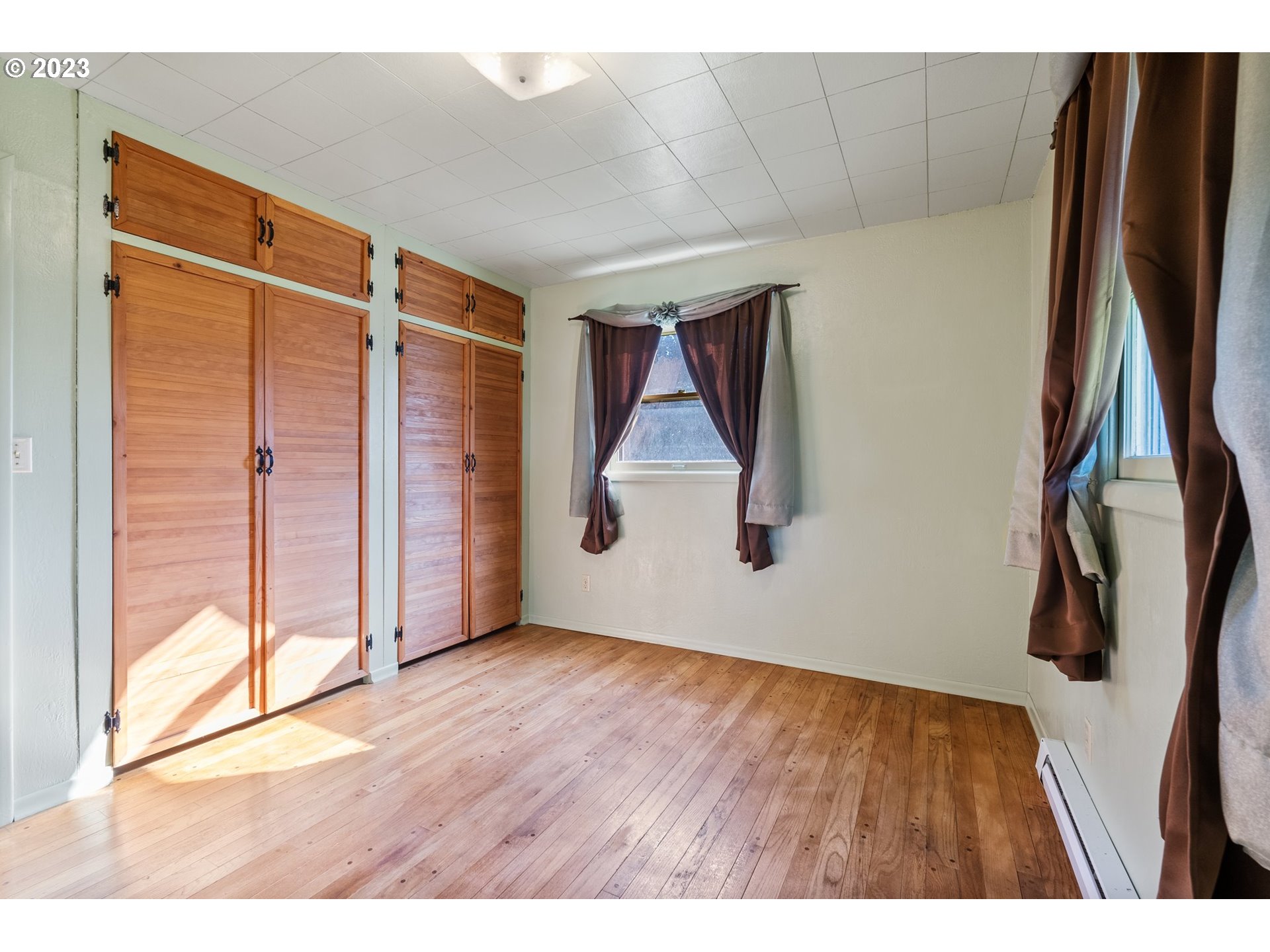 477 Northwest Chesser Road Stevenson, WA 98648 - Photo 25 of 40 a view of an empty room with wooden floor and a window