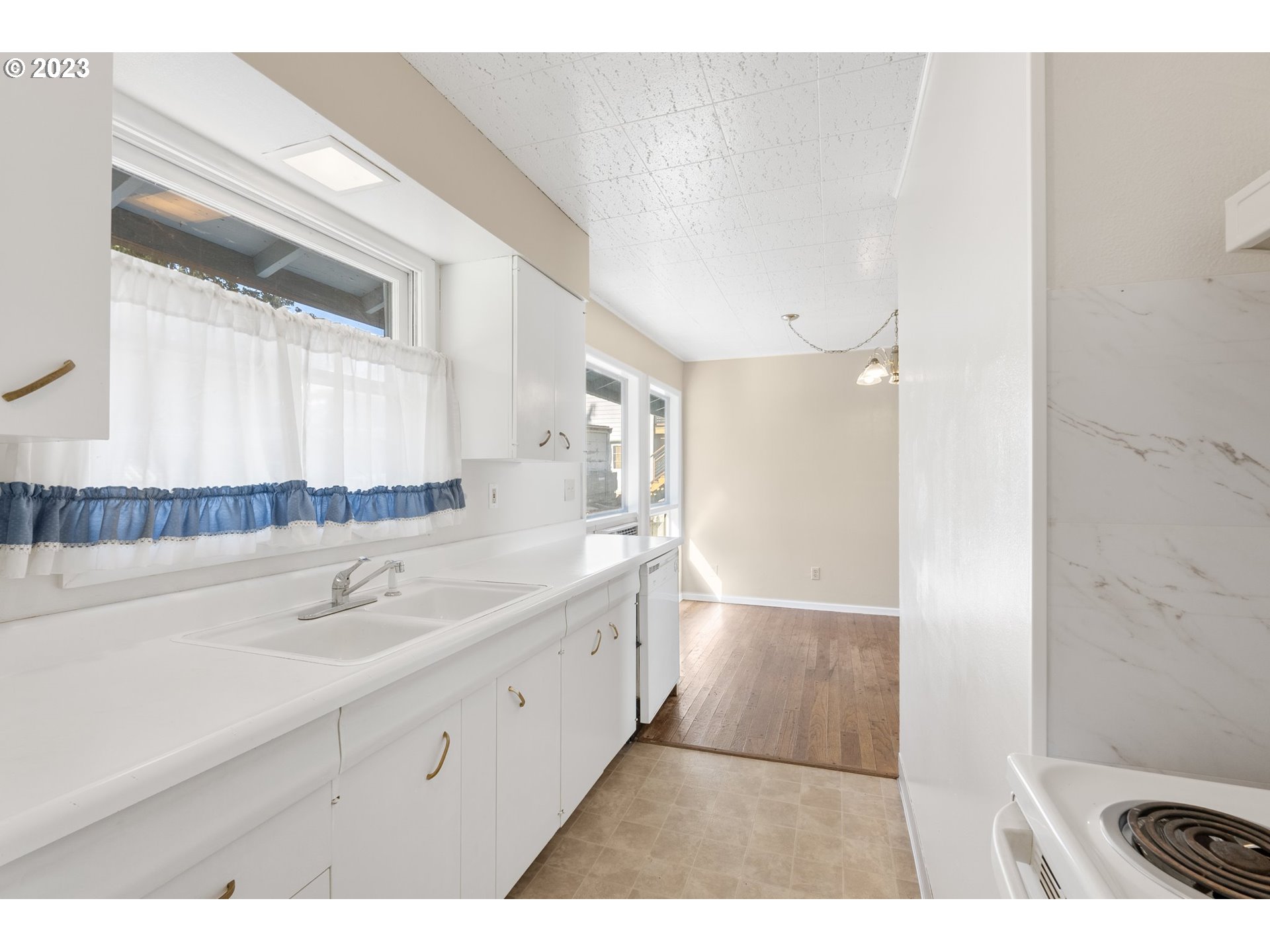 477 Northwest Chesser Road Stevenson, WA 98648 - Photo 26 of 40 a bathroom with a sink a mirror and a bathtub