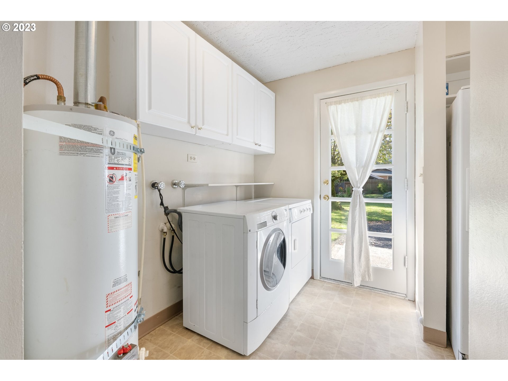 477 Northwest Chesser Road Stevenson, WA 98648 - Photo 33 of 40 a utility room with dryer and washer