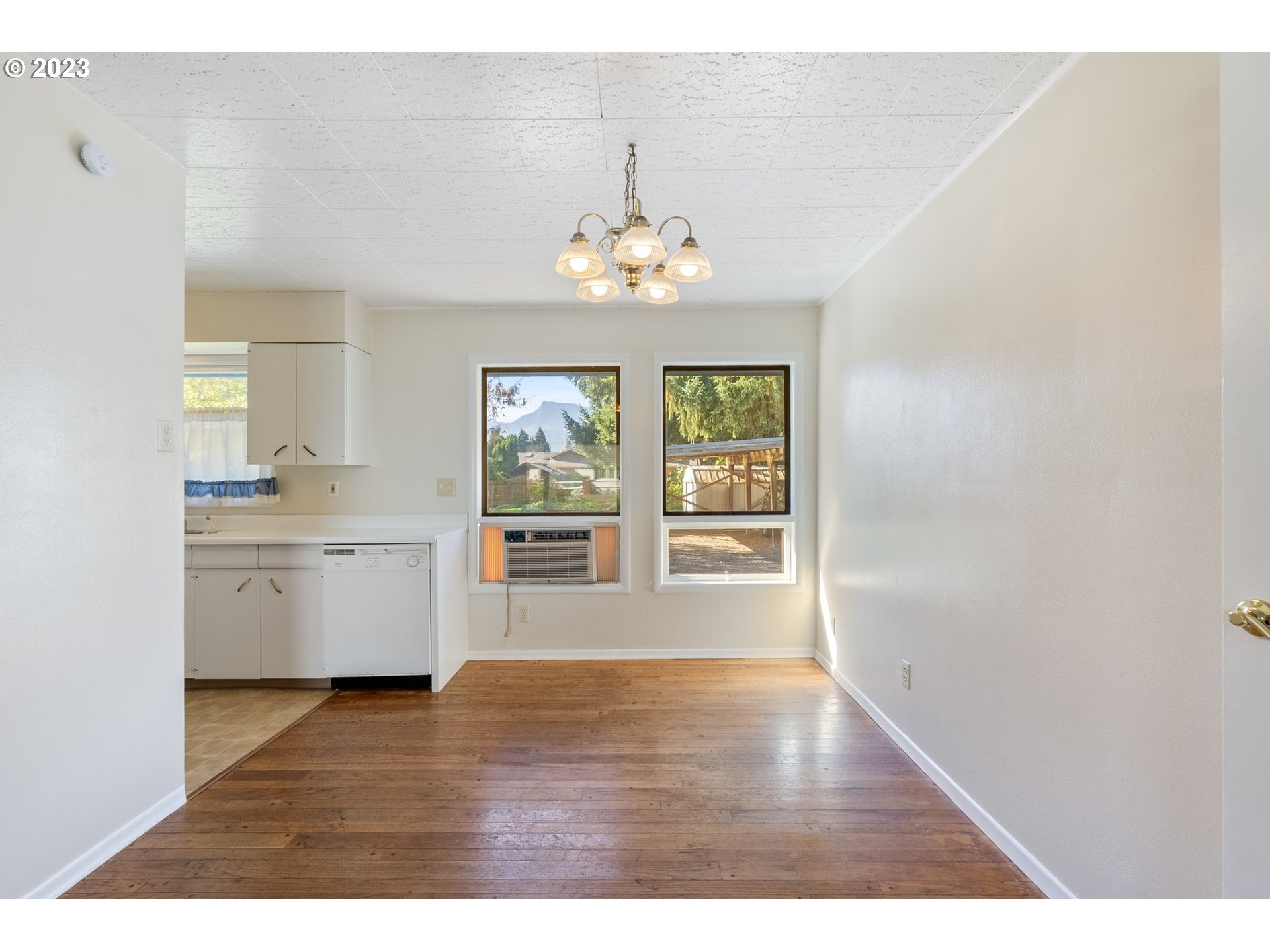 477 Northwest Chesser Road Stevenson, WA 98648 - Photo 10 of 40 a view interior of the house and kitchen view