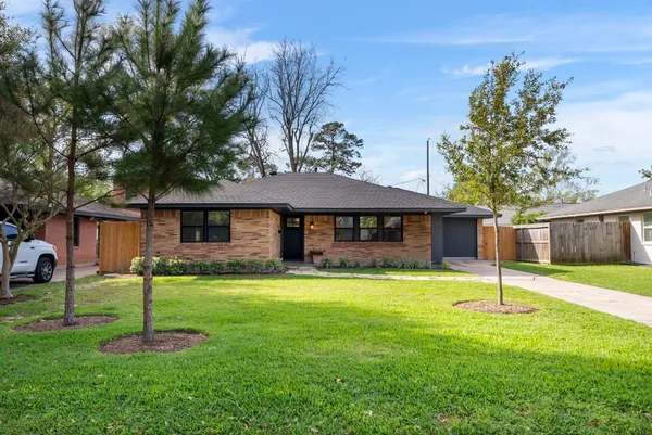 $3,050 | 2223 Hialeah Drive, Houston, TX 77018