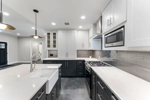 $3,050 | 2223 Hialeah Drive, Houston, TX 77018