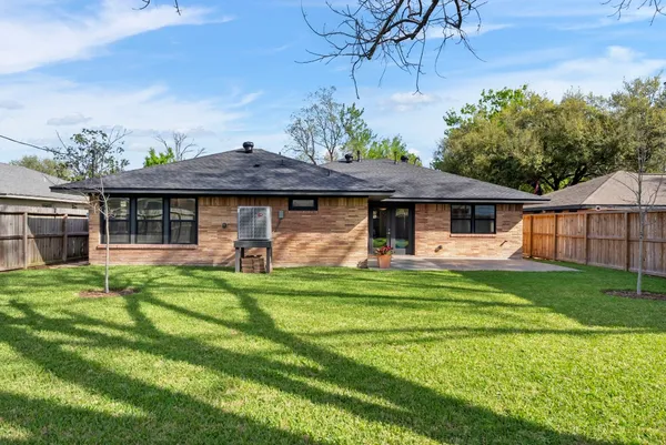 $3,050 | 2223 Hialeah Drive, Houston, TX 77018