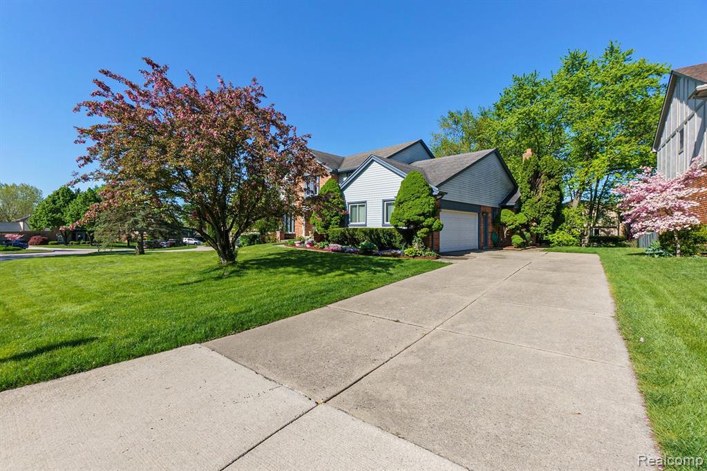 349 Shellbourne Drive Rochester Hills, MI 48309 - Photo 2 of 37