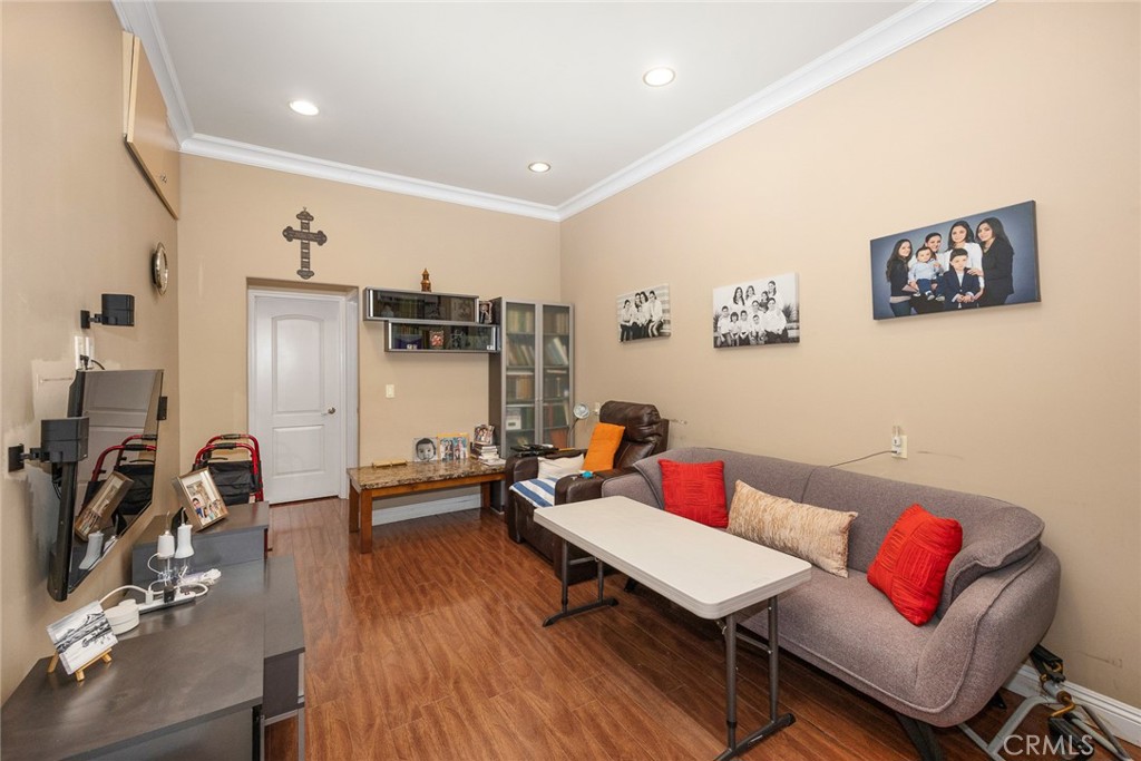 10610 Oak Tree Way Sunland, CA 91040 - Photo 41 of 63 a living room with furniture