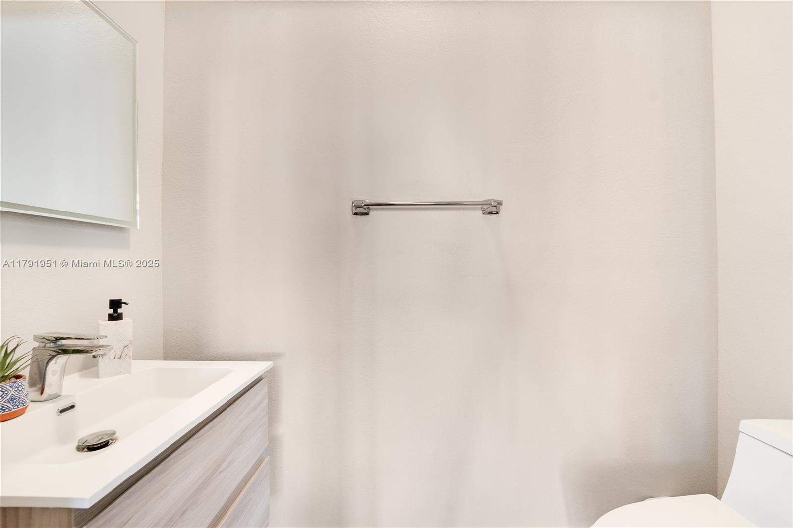 27490 Southwest 138th Path Homestead, FL 33032 - Photo 13 of 33 Half Bathroom