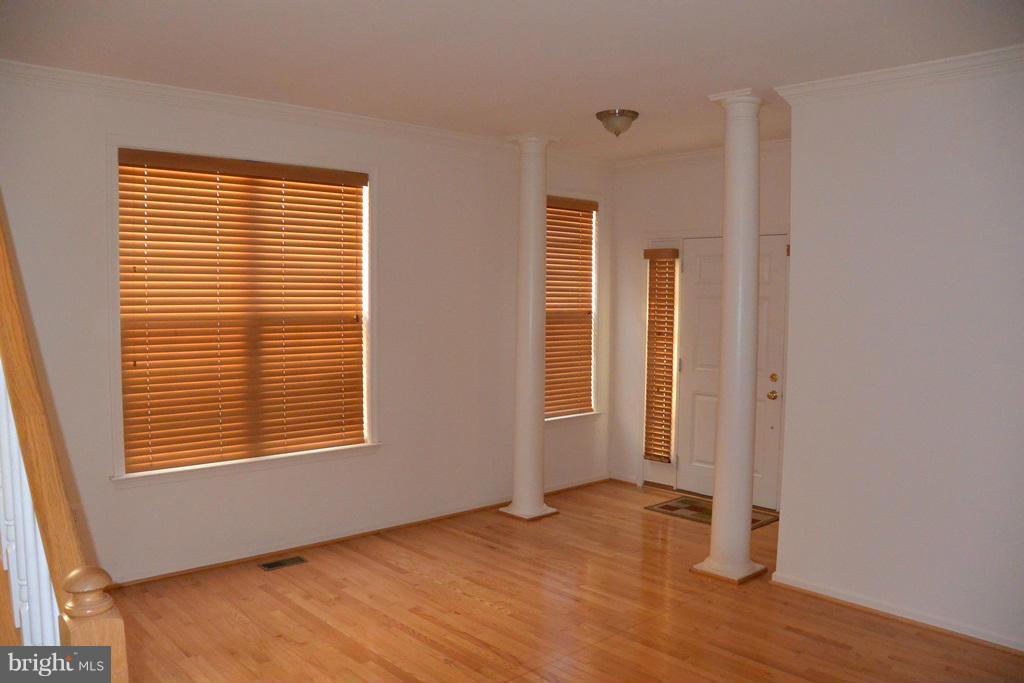 16526 Reservoir Loop Dumfries, VA 22026 - Photo 2 of 28 Living Room