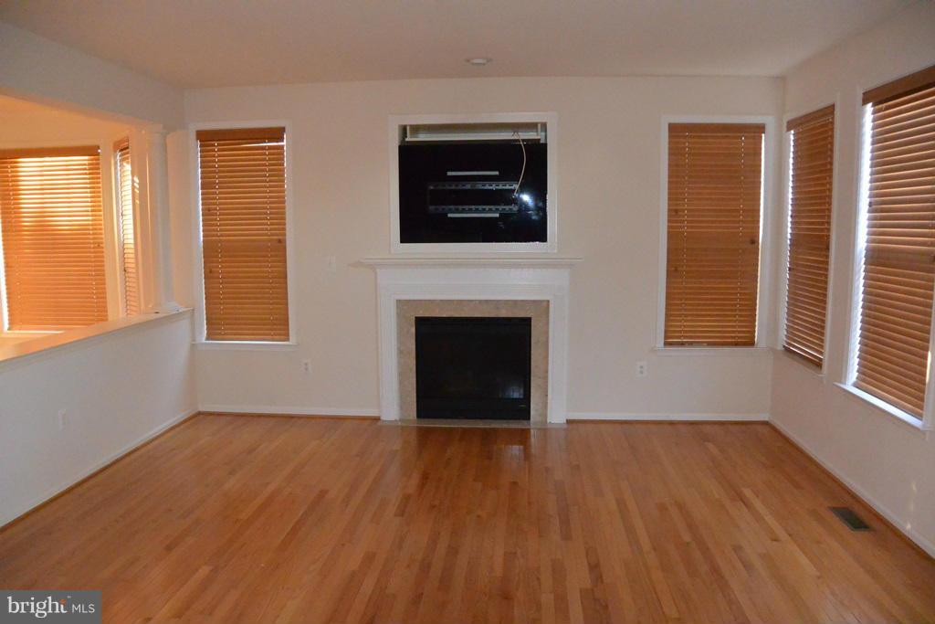 16526 Reservoir Loop Dumfries, VA 22026 - Photo 10 of 28 Family Room