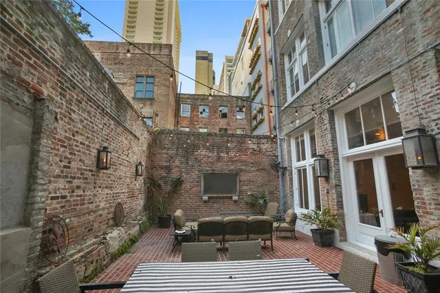 $4,000 | 216 Chartres Street, Unit 1A, New Orleans, LA 70130