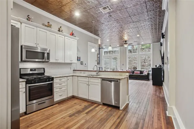 $4,000 | 216 Chartres Street, Unit 1A, New Orleans, LA 70130