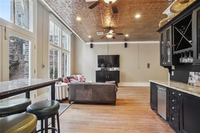 $4,000 | 216 Chartres Street, Unit 1A, New Orleans, LA 70130