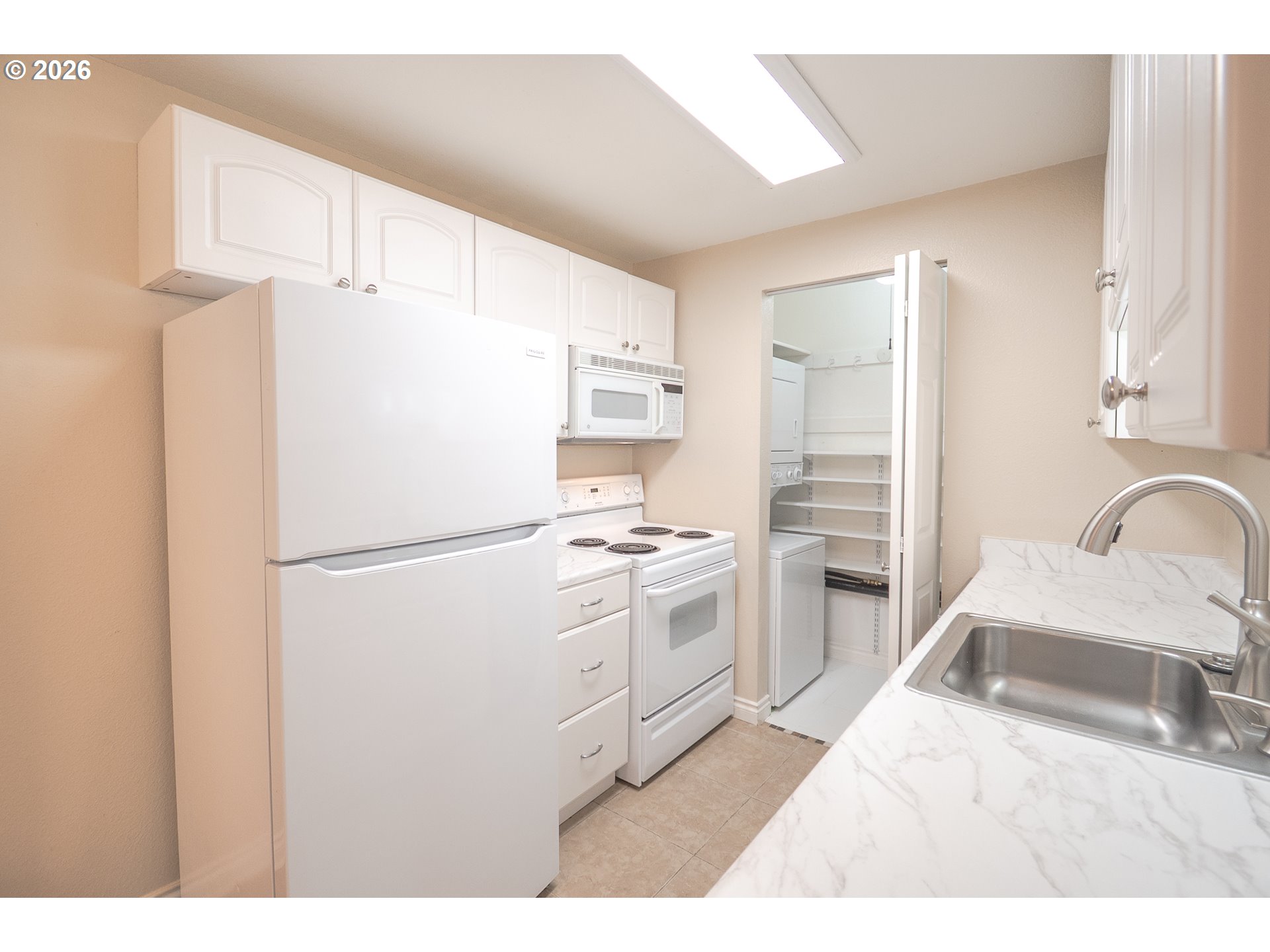14095 Southwest Walker Road, Unit 71 Beaverton, OR 97005 - Photo 7 of 26 Kitchen