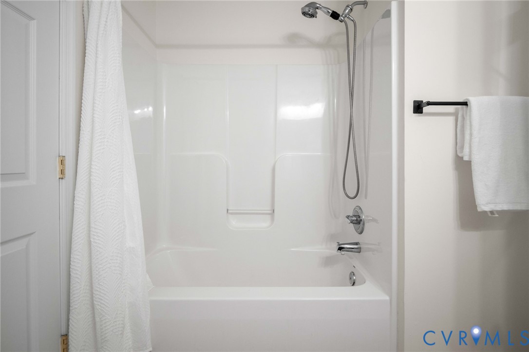 1024 Alcorn Terrace Midlothian, VA 23114 - Photo 38 of 50 a bathroom with a bathtub