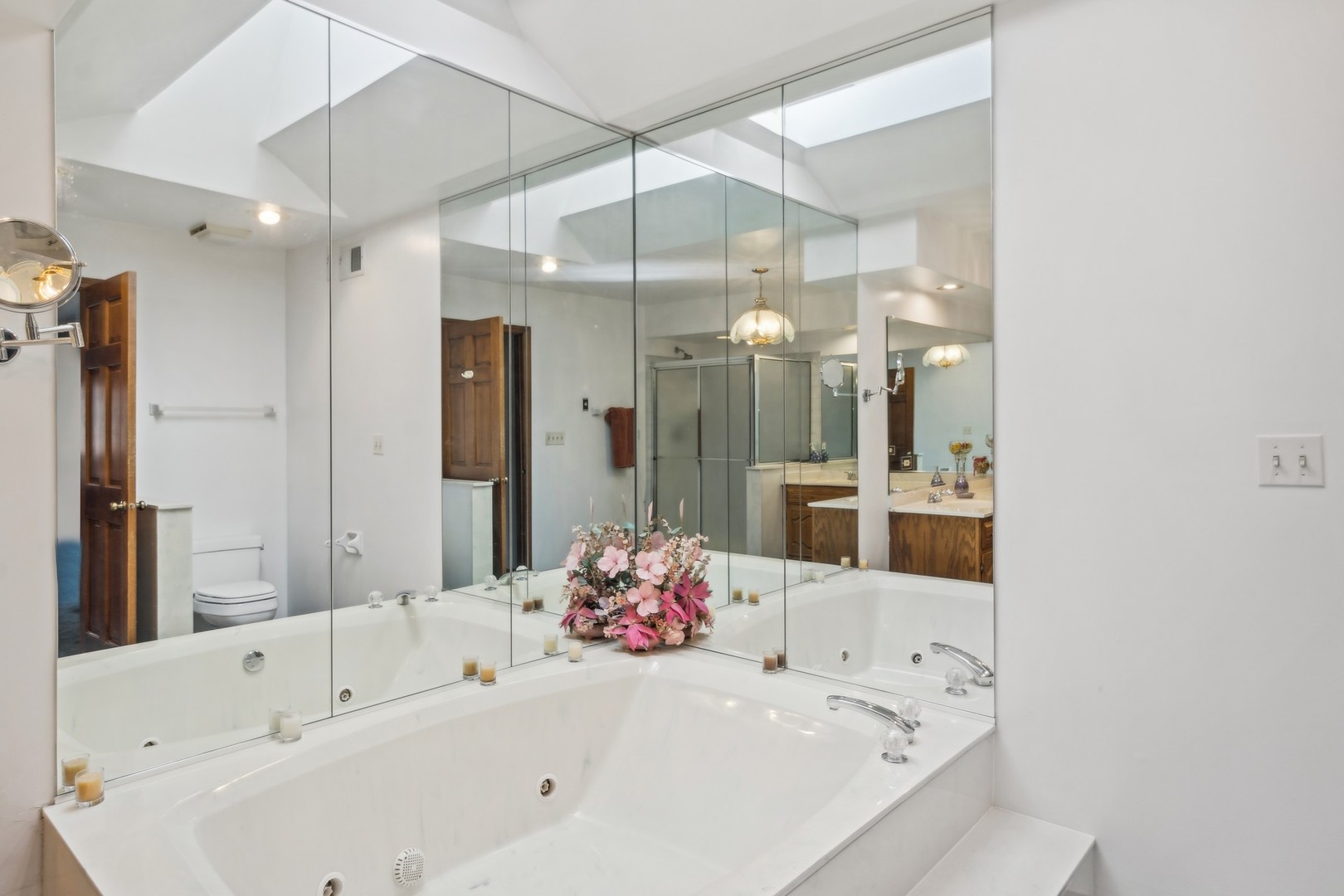 1605 Charlemagne Drive Hoffman Estates, IL 60192 - Photo 14 of 29 a bathroom with a tub sink and mirror