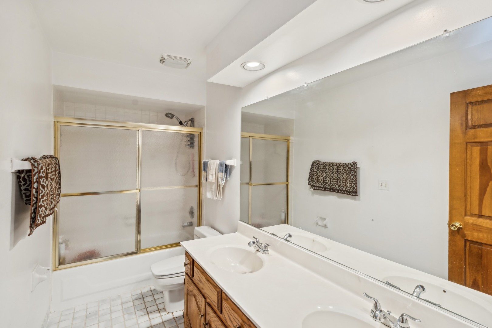1605 Charlemagne Drive Hoffman Estates, IL 60192 - Photo 20 of 29 a bathroom with a sink a shower and a mirror