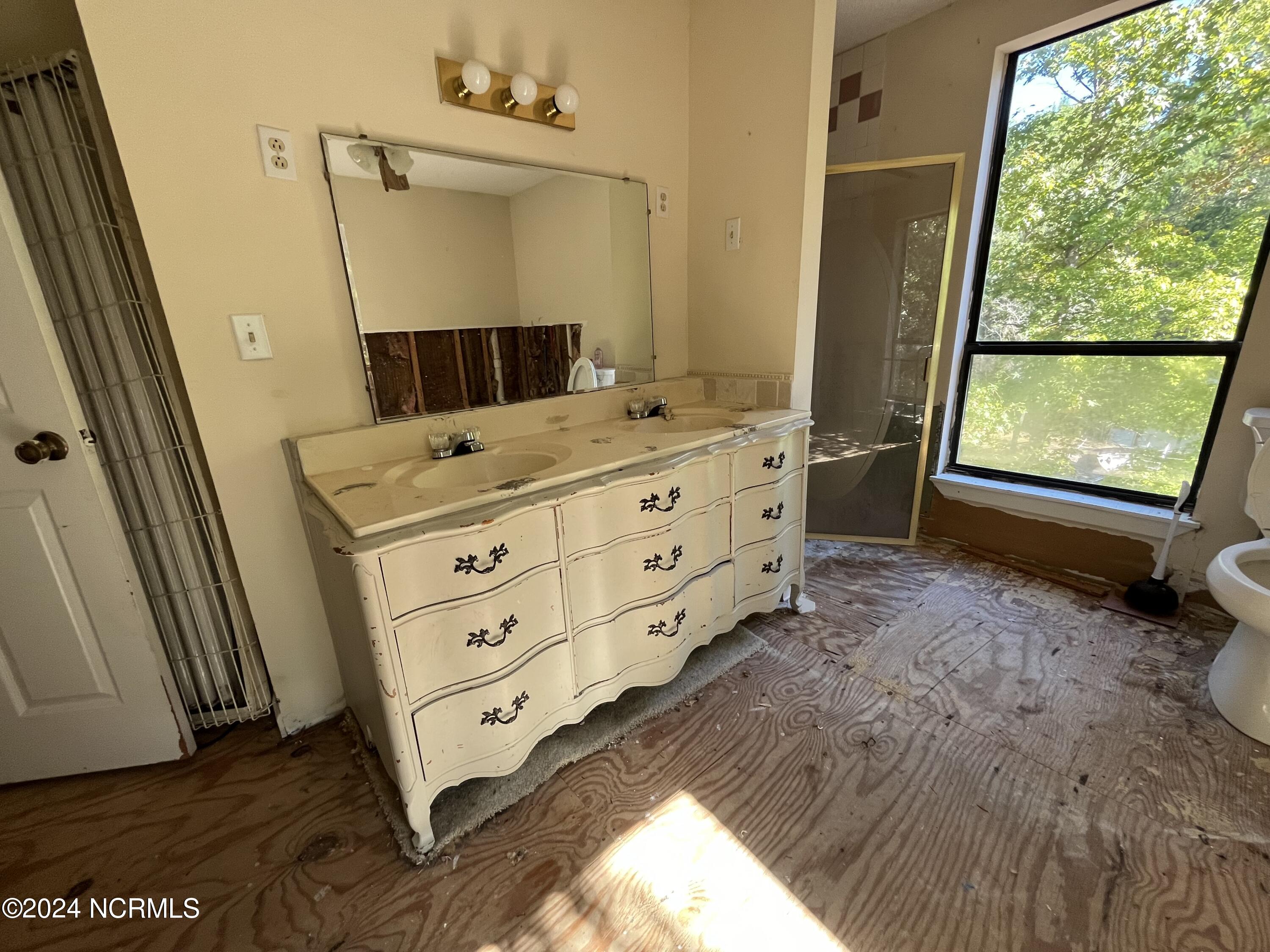 6715 Canetuck Road Currie, NC 28435 - Photo 65 of 74 Upstairs bathroom