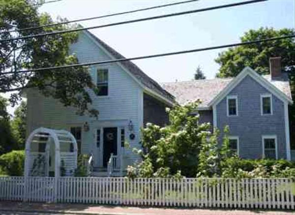 136 Main Street Edgartown, MA 02539 - Photo 1 of 2 http://d1qzqeyxiitrap.cloudfront.net/photos/9682/600/b57dbd03.jpg