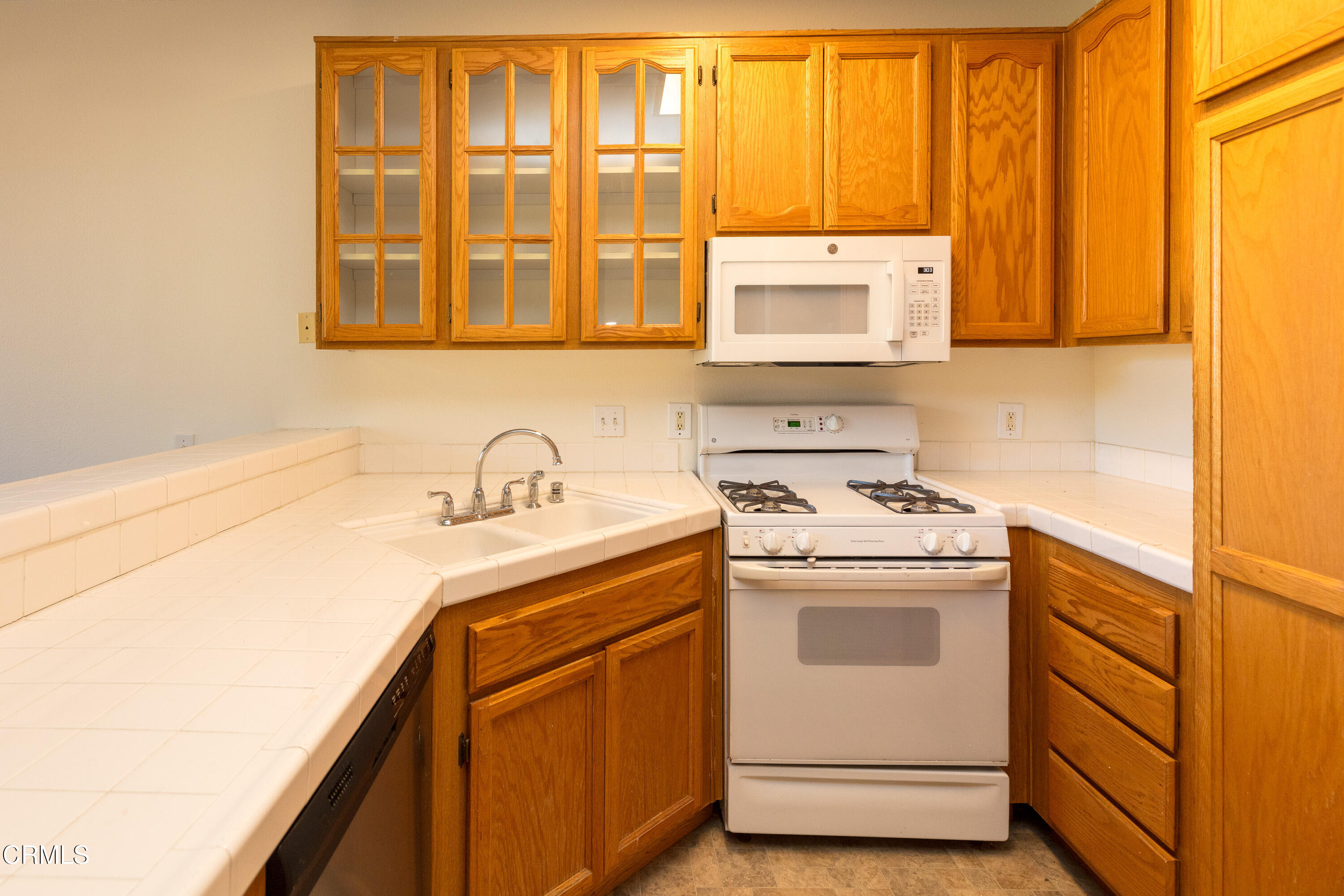 2913 Antonio Drive, Unit 106 Camarillo, CA 93010 - Photo 8 of 14 a utility room with dryer and washer