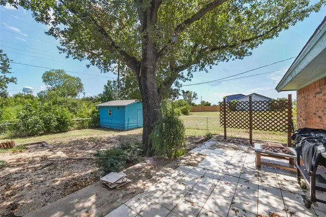 a view of a backyard