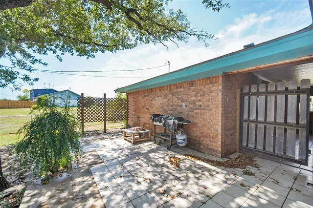 a view of a backyard