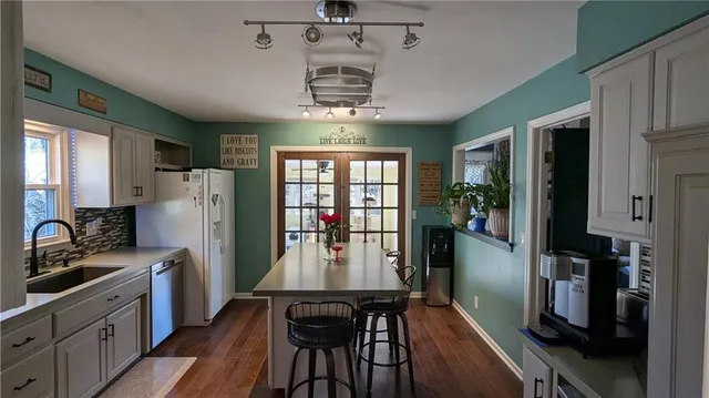 $369,900 | 519 Lancelot Drive, Liberty, MO 64068