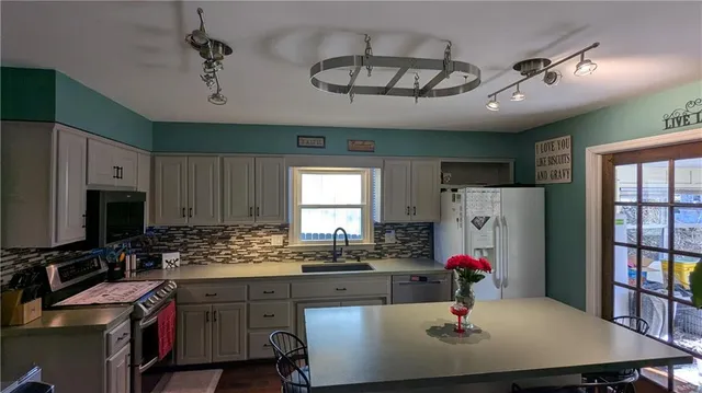 $369,900 | 519 Lancelot Drive, Liberty, MO 64068